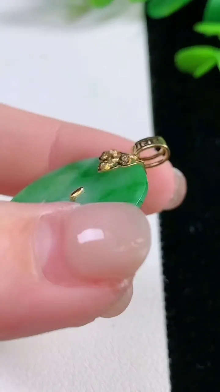 天然A货翡翠平安扣吊坠，尺寸 26.3-1.3，重:3.68g
11月27日