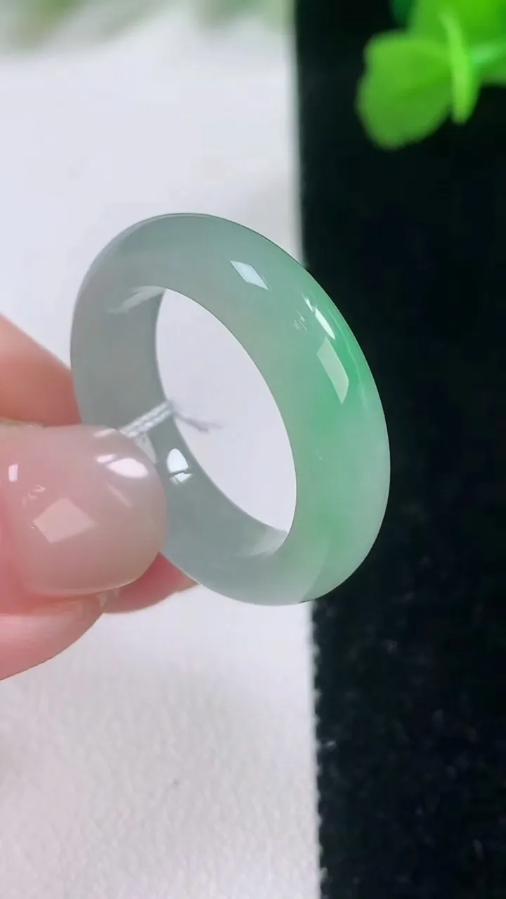 天然A货翡翠指环戒指，尺寸18.4-5.7-3.3，重量:4.67g2025年11月27日
工厂直销收藏佳品,种好水足，色泽均匀，有种有色，上手高大气！