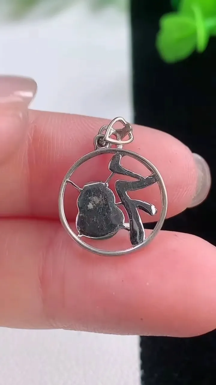 天然A货翡翠葫芦吊坠，尺寸17.8-13.8-4.2，裸石7.4-5.5重量:1.13g
11月27日