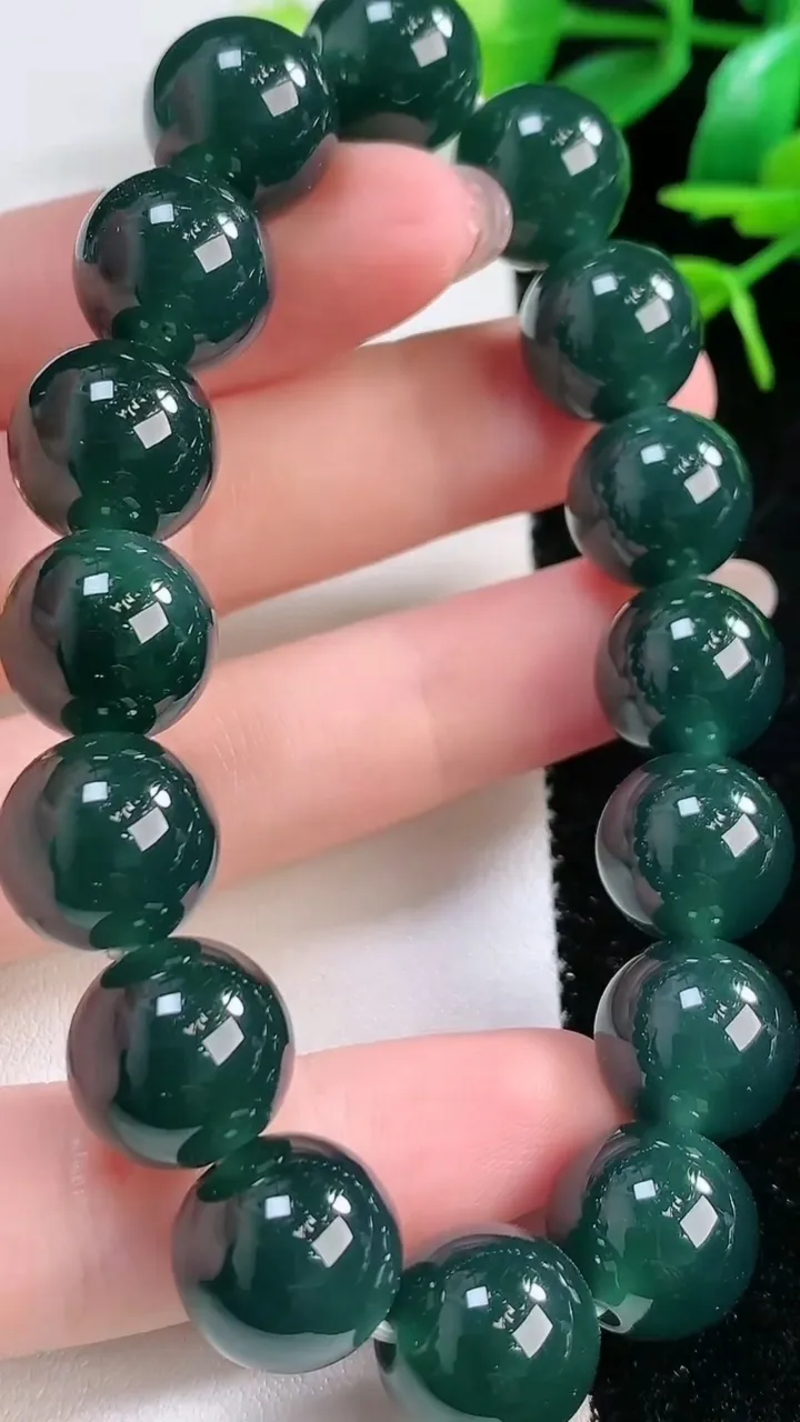天然A货翡翠圆珠手串，尺寸 12.6-16 颗，重:56.87g11月27日
工厂直销收藏佳品,种好水足，色泽均匀，有种有色，上手高大气！