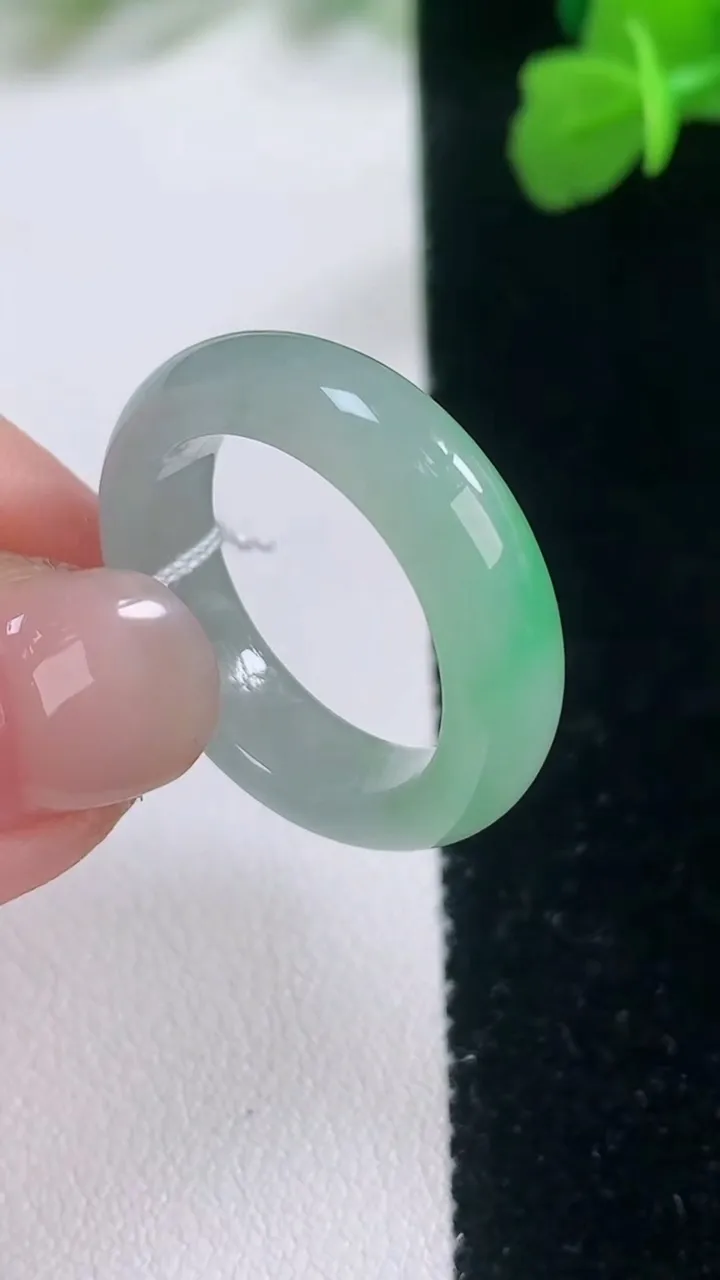 天然A货翡翠指环戒指，尺寸18.4-5.7-3.3，重量:4.67g2025年11月27日
工厂直销收藏佳品,种好水足，色泽均匀，有种有色，上手高大气！