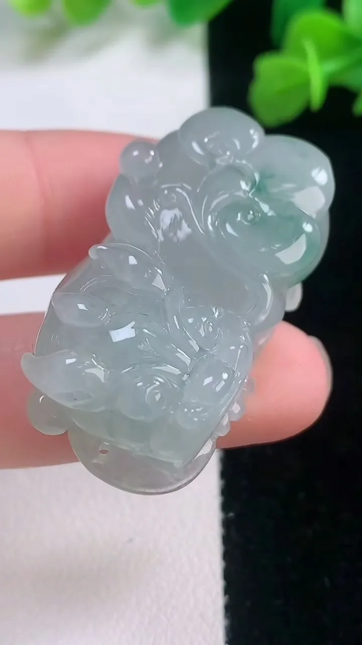 天然A货翡翠冰种飘花霸王貔貅吊坠，尺寸37-20.3-12，重量:23.41g
11月27日