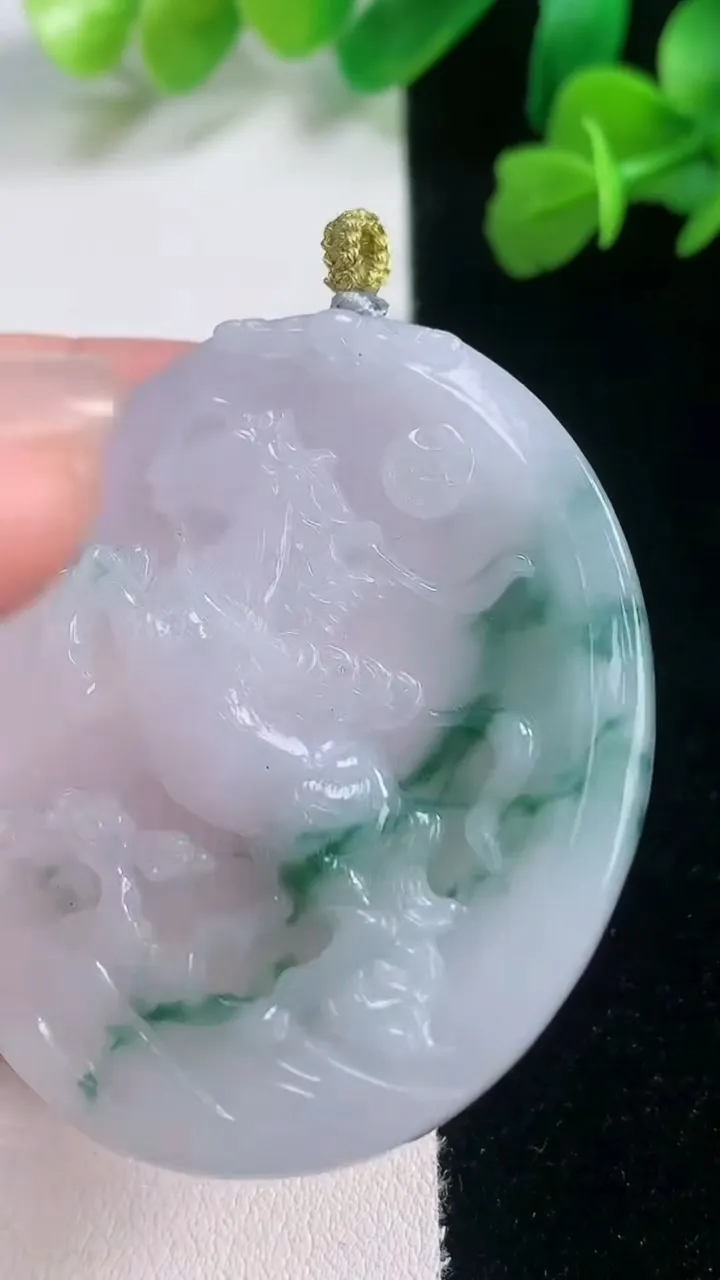 天然A货翡翠飘花生肖马吊坠，尺寸47.4-40.6-5，重量:20.46g
11月27日