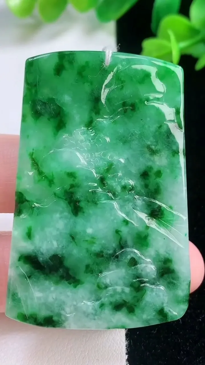 天然A货翡翠山水牌吊坠，尺寸53-35-7.4，重量:29.34g
11月27日