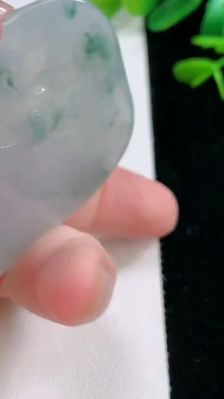 天然A货翡翠飘花大势至菩萨吊坠，尺寸 60-46-5，重:32.30g
11月27日