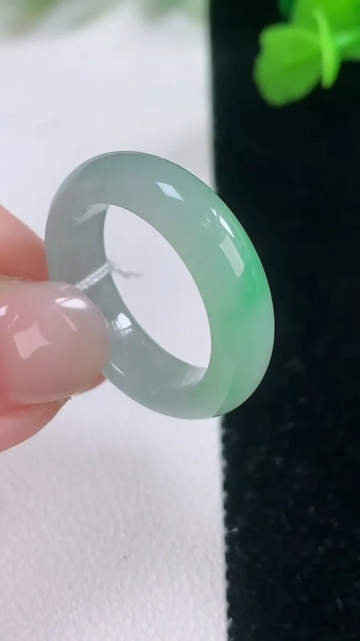 天然A货翡翠指环戒指，尺寸18.4-5.7-3.3，重量:4.67g2025年11月27日
工厂直销