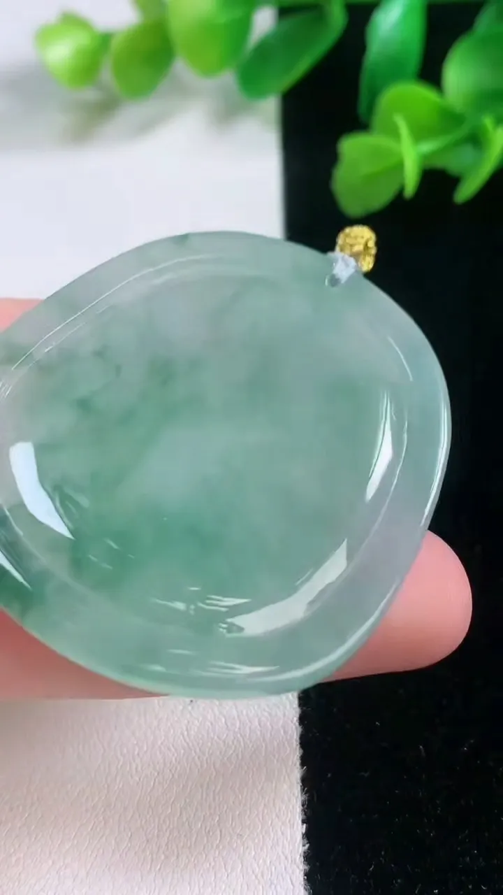 天然A货翡翠生肖猪吊坠，尺寸47.7-40.4-4.7，重量:18.92g
11月27日