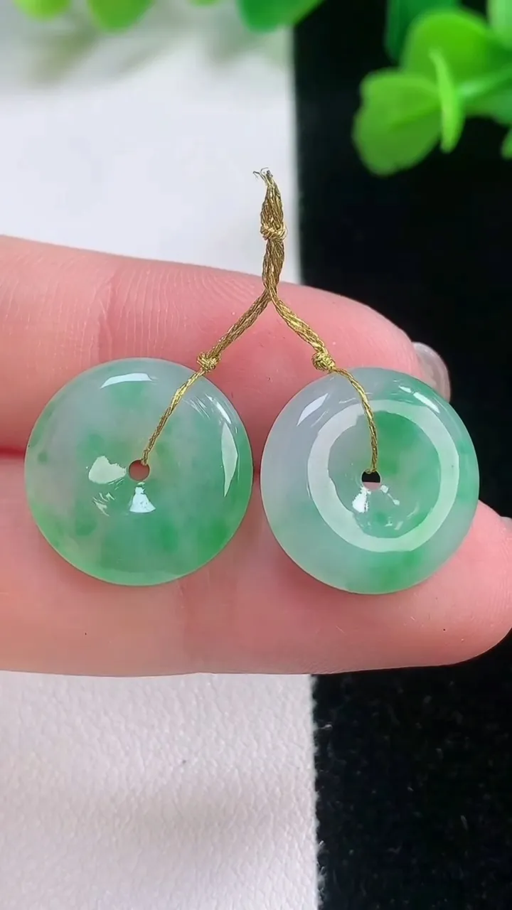 天然A货翡翠平安扣吊坠一对，尺寸15.6-3.5，重量:3.74g
11月27日