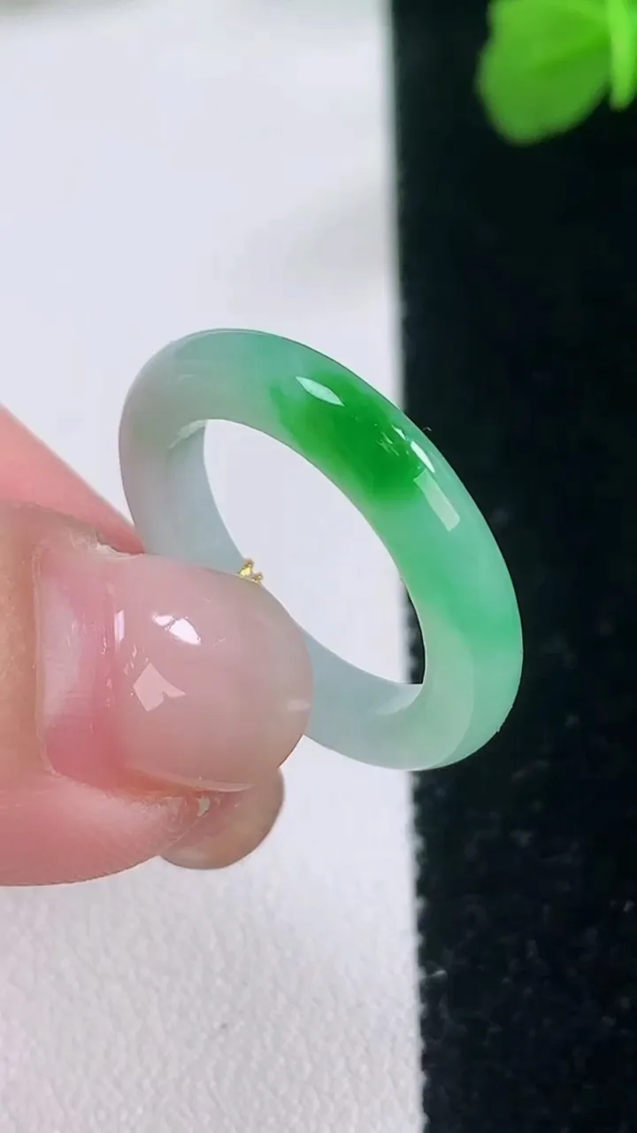 天然A货翡翠指环戒指，尺寸16.5-3.3-3，重量:2.57g2025年11月27日
工厂直销收藏