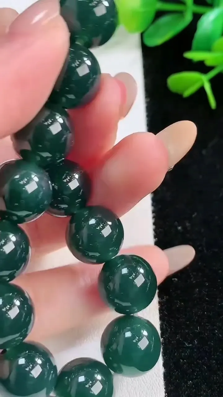 天然A货翡翠圆珠手串，尺寸 12.6-16 颗，重:56.87g11月27日
工厂直销收藏佳品,种好水足，色泽均匀，有种有色，上手高大气！