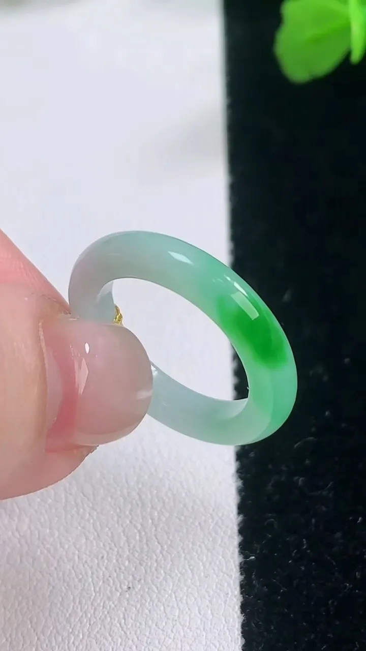 天然A货翡翠指环戒指，尺寸16.5-3.3-3，重量:2.57g2025年11月27日
工厂直销收藏佳品,种好水足，色泽均匀，有种有色，上手高大气！
