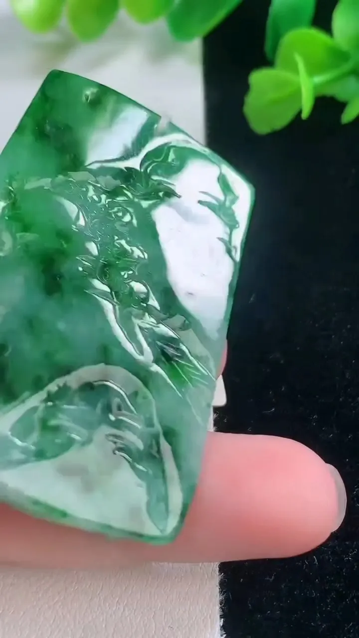 天然A货翡翠山水牌吊坠，尺寸53-35-7.4，重量:29.34g
11月27日