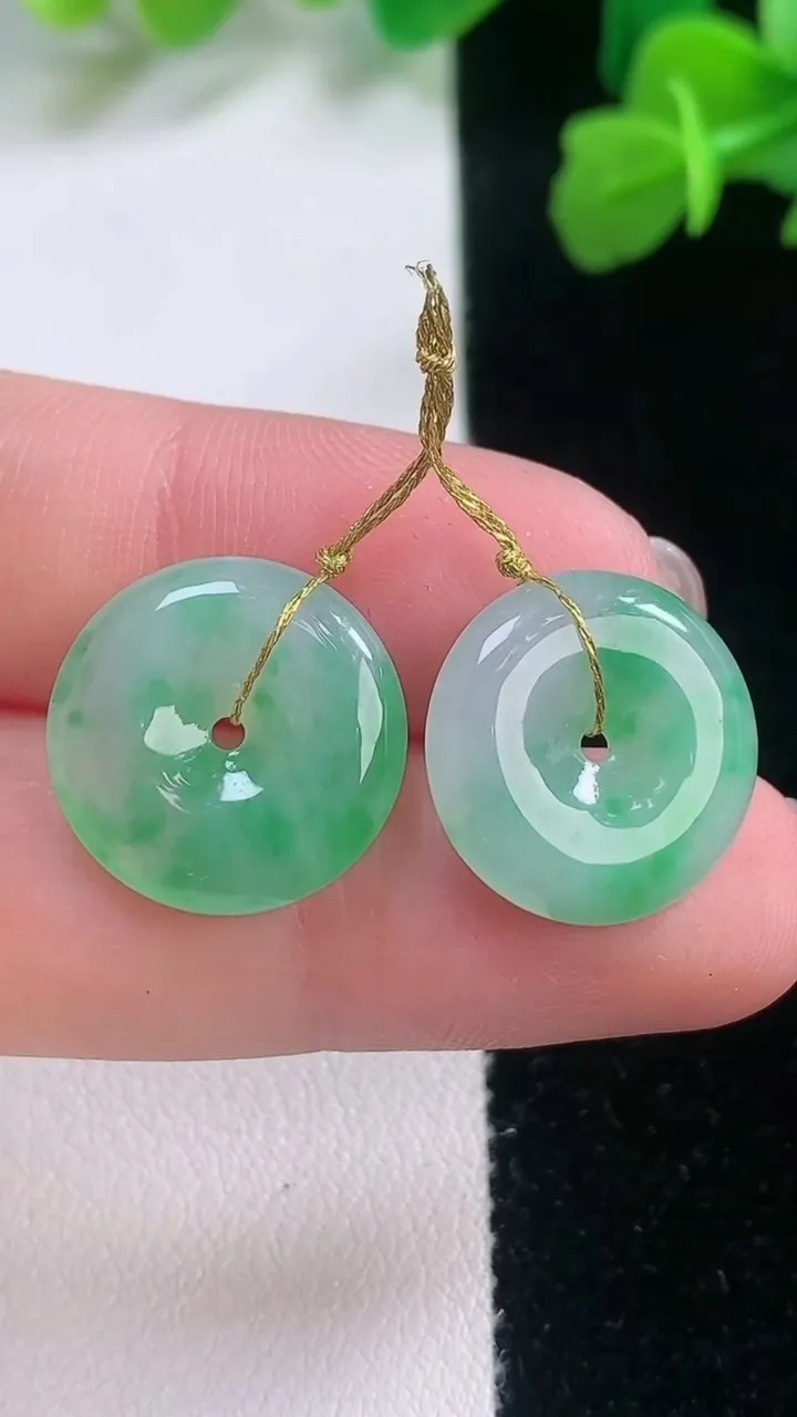 天然A货翡翠平安扣吊坠一对，尺寸15.6-3.5，重量:3.74g
11月27日