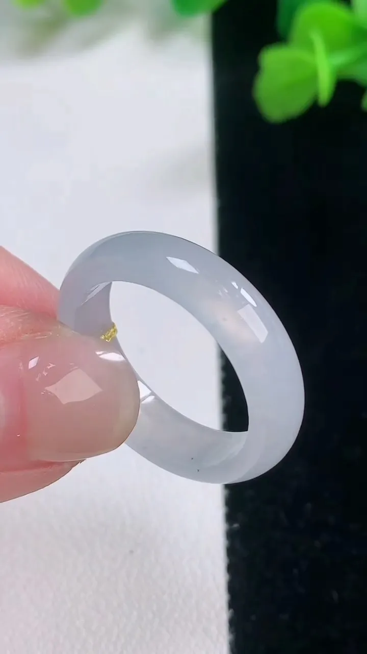 天然A货翡翠指环戒指，尺寸19.7-5.4-2.6，重量:3.70g2025年11月27日
工厂直销收藏佳品,种好水足，色泽均匀，有种有色，上手高大气！