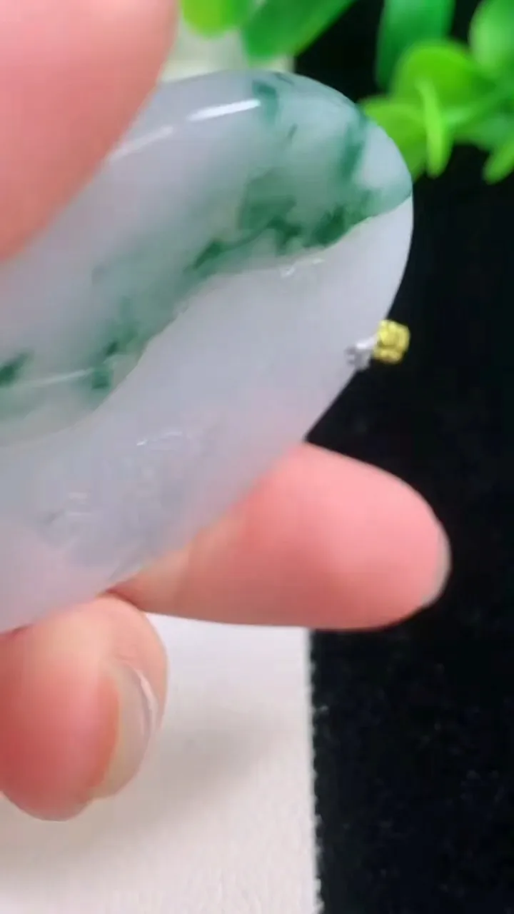 天然A货翡翠飘花生肖马吊坠，尺寸47.4-40.6-5，重量:20.46g
11月27日