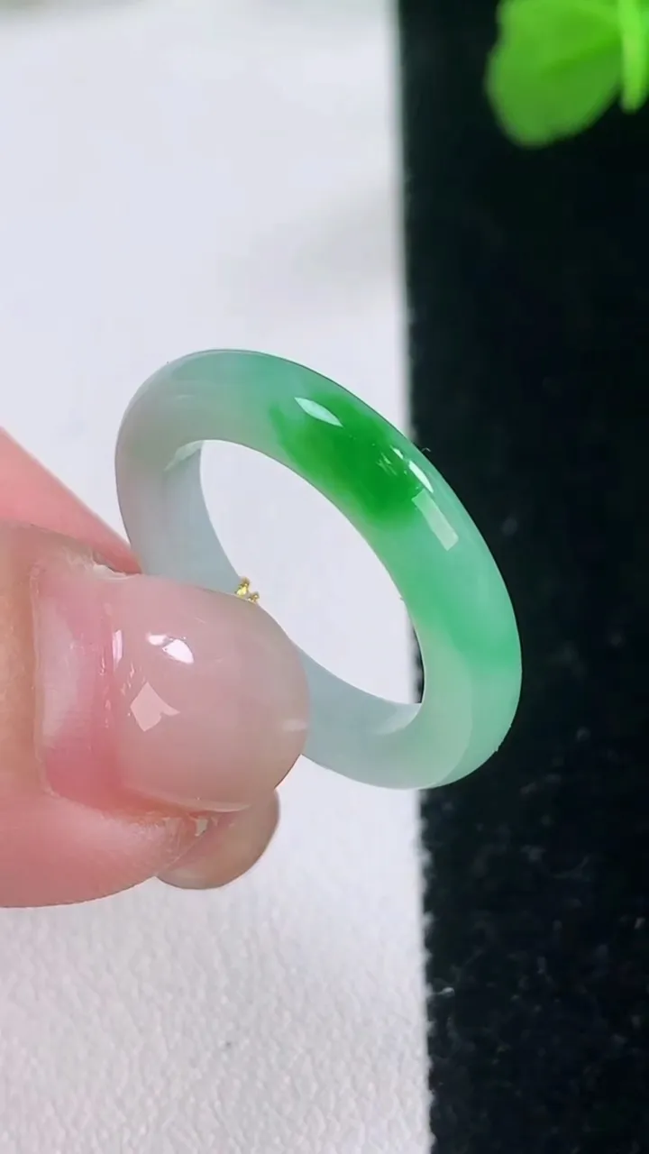天然A货翡翠指环戒指，尺寸16.5-3.3-3，重量:2.57g2025年11月27日
工厂直销收藏佳品,种好水足，色泽均匀，有种有色，上手高大气！
