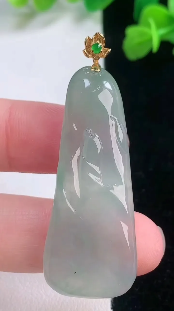 天然A货翡翠悟道吊坠，尺寸44.8-16.5-4.7，重量:18.26g
11月27日