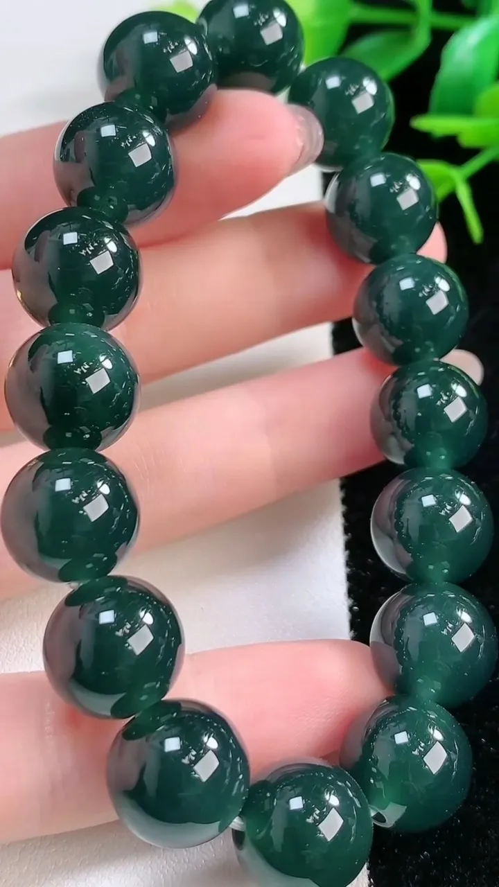 天然A货翡翠圆珠手串，尺寸 12.6-16 颗，重:56.87g11月27日
工厂直销收藏佳品,种好水足，色泽均匀，有种有色，上手高大气！