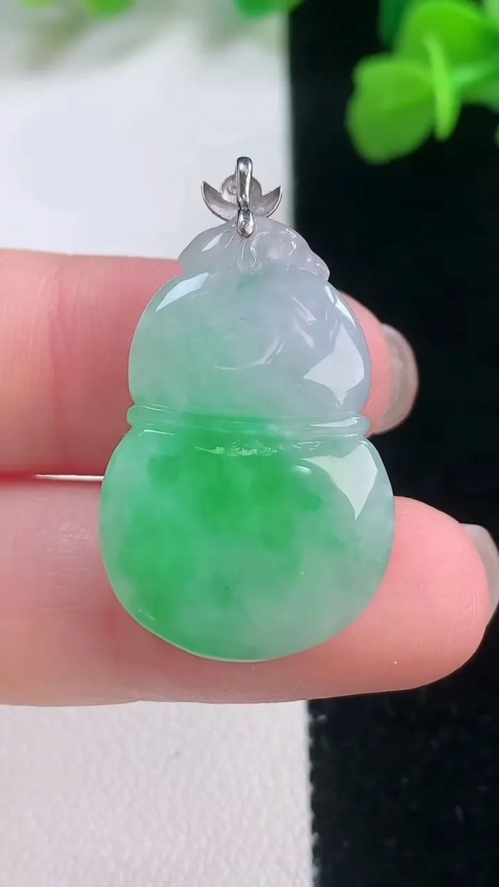 天然A货翡翠葫芦吊坠，尺寸26.6-18-8，重量:7.37g
11月27日