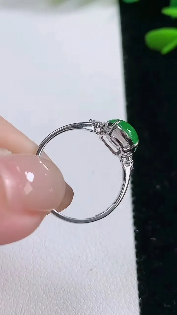 天然A货翡翠蛋面戒指，尺寸 9.1-7.8，重:1.76g2025年11月27日
工厂直销收藏佳品,种好水足，色泽均匀，有种有色，上手高大气！