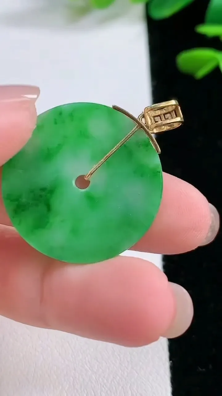 天然A货翡翠平安扣吊坠，尺寸 26.3-1.3，重:3.68g
11月27日