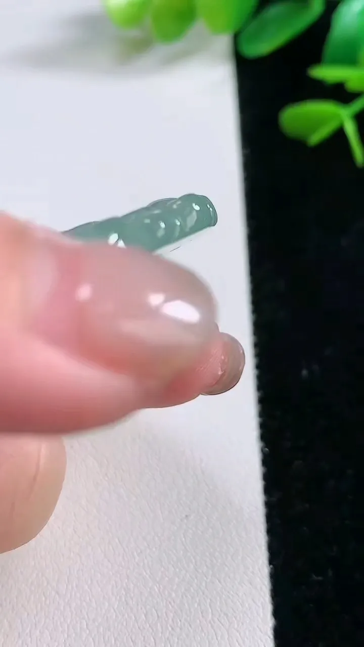 天然A货翡翠凤凰吊坠，尺寸 55.2-45.8-6.5，重:29.48g
11月27日