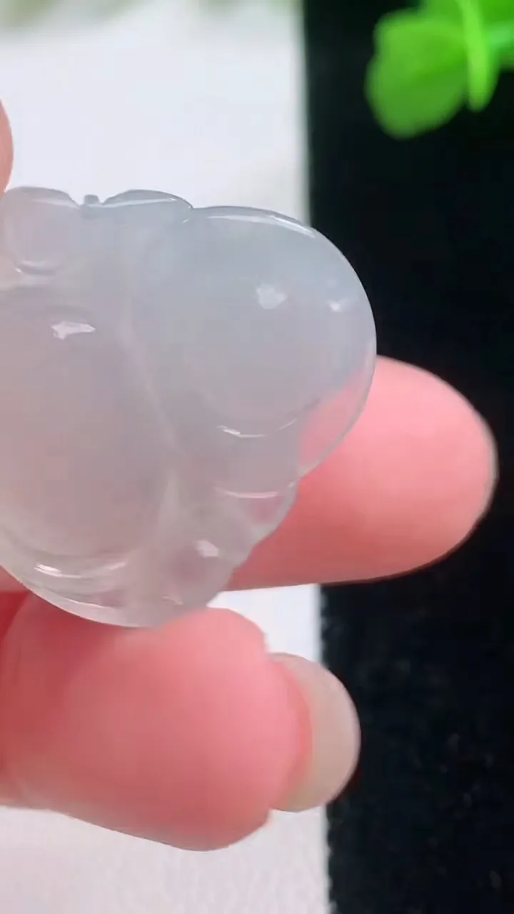 天然A货翡翠佛公吊，尺寸23.8-26.2-6.3，重量:5.17g
11月27日