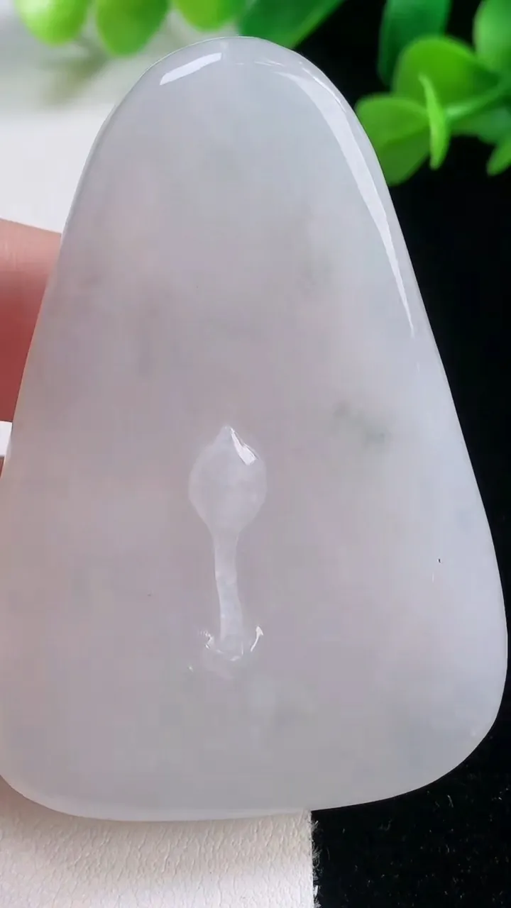 天然A货翡翠大势至菩萨吊坠，尺寸60.7-43-10.2，重量:44.70g
11月27日