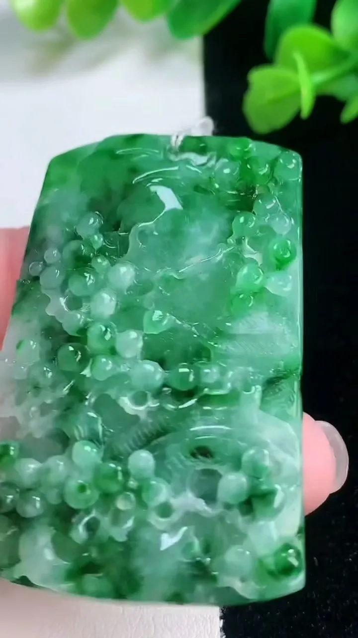 天然A货翡翠山水牌吊坠，尺寸53-35-7.4，重量:29.34g
11月27日