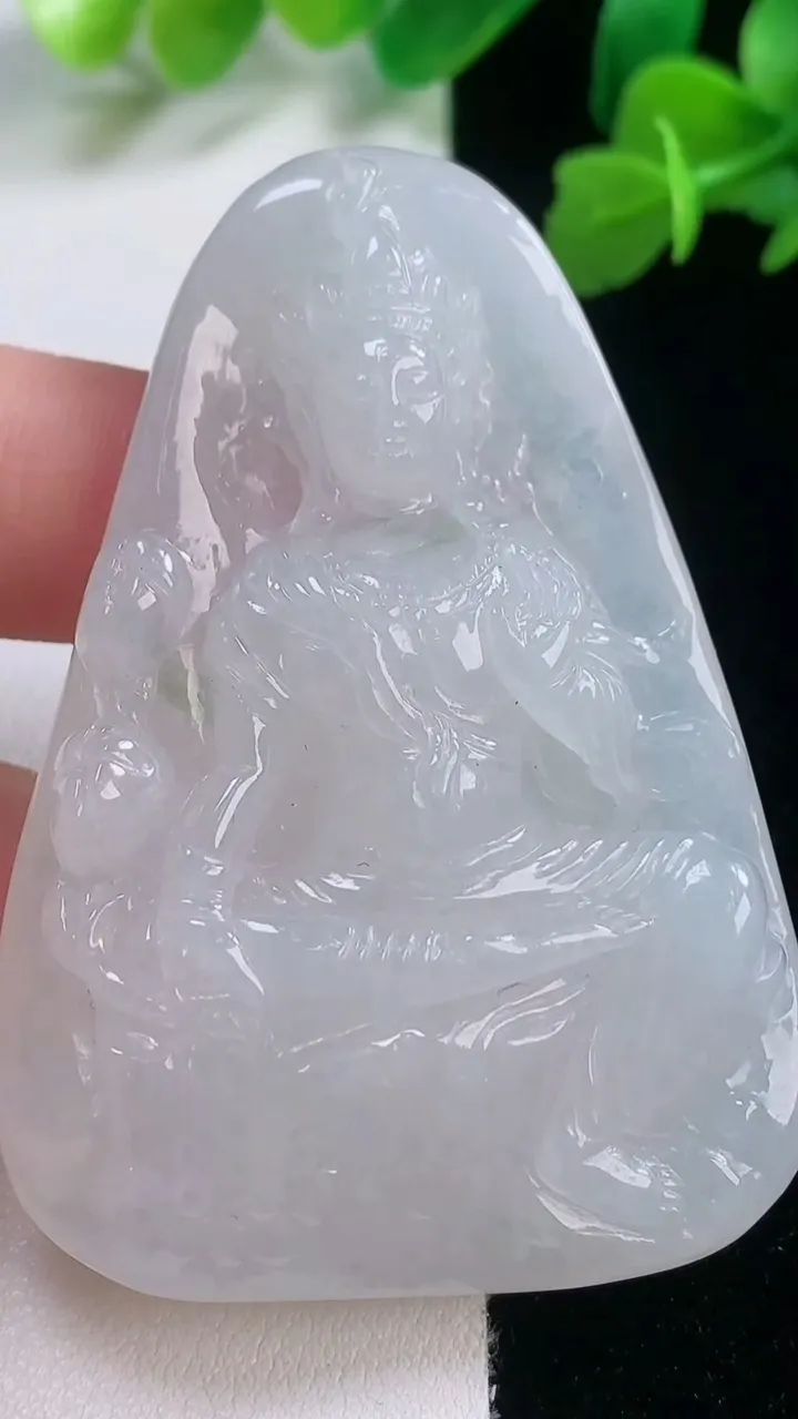 天然A货翡翠大势至菩萨吊坠，尺寸60.7-43-10.2，重量:44.70g
11月27日