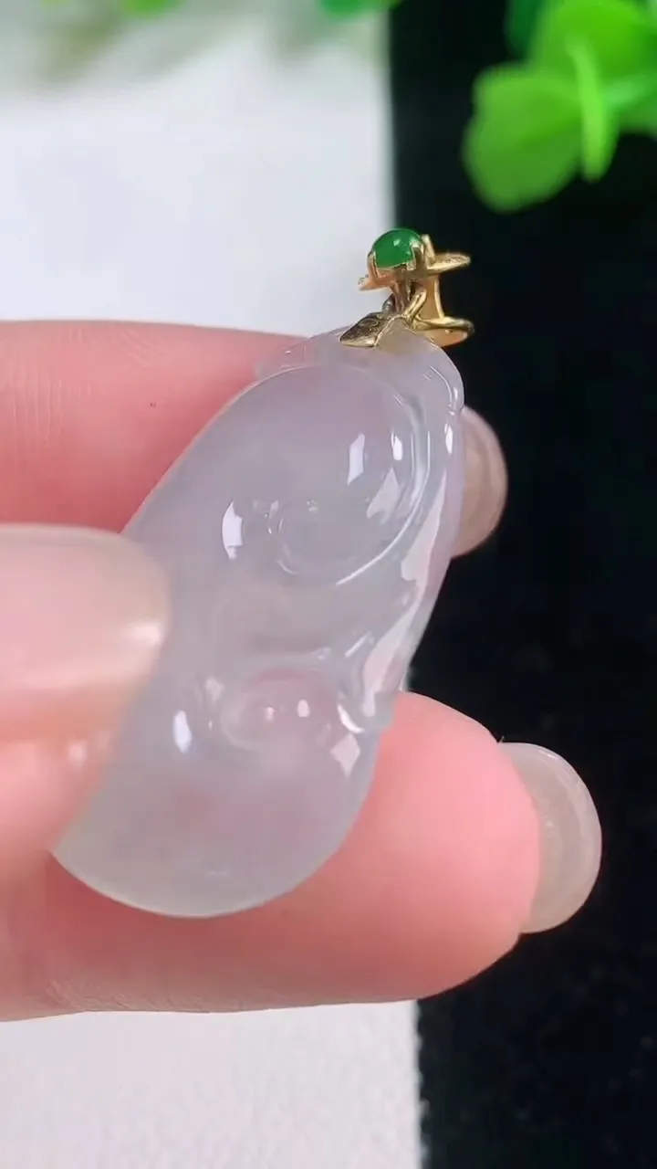 天然A货翡翠种白冰如意吊坠，尺寸28-17.3-4，重量:4.29g
11月27日