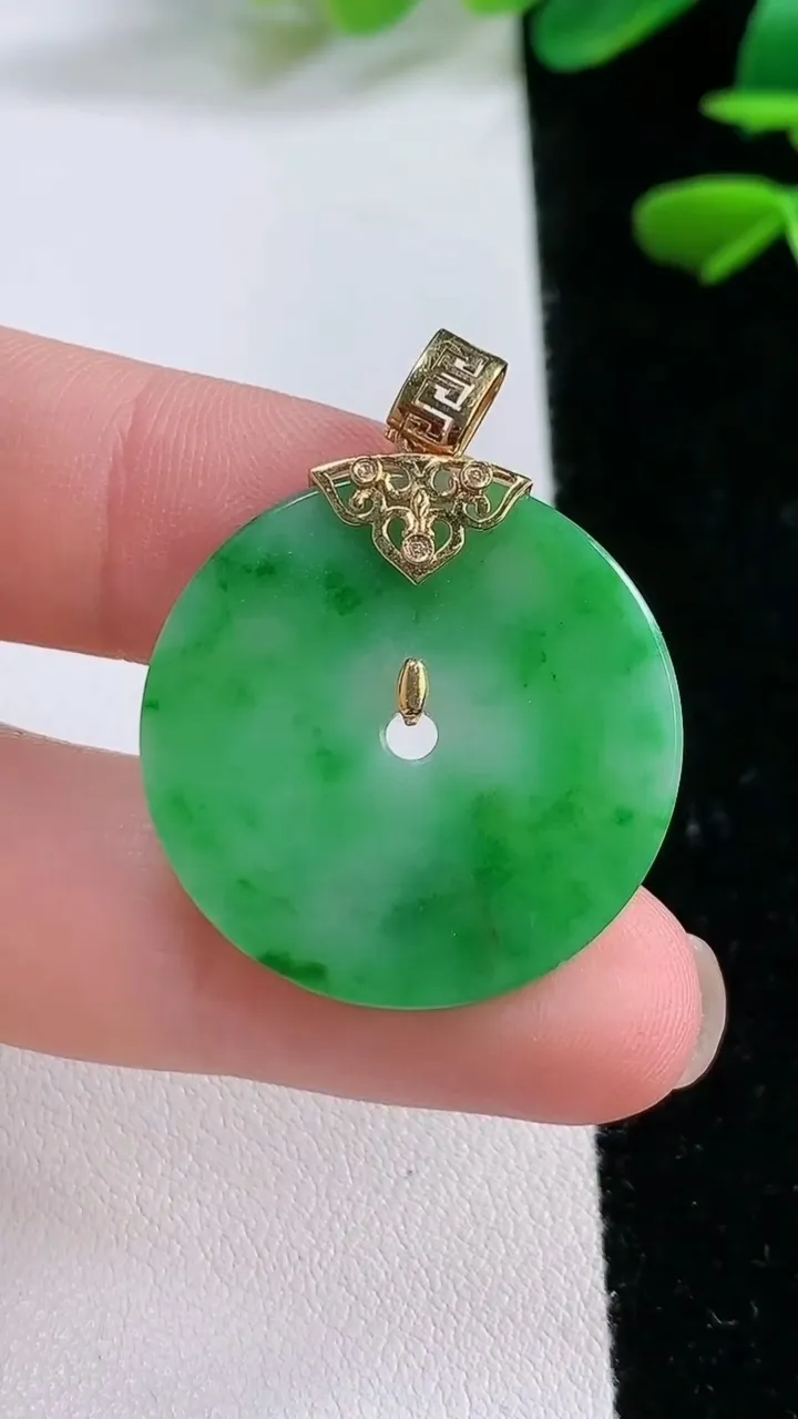 天然A货翡翠平安扣吊坠，尺寸 26.3-1.3，重:3.68g
11月27日