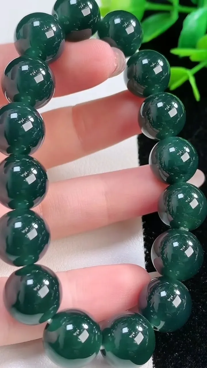天然A货翡翠圆珠手串，尺寸 12.6-16 颗，重:56.87g11月27日
工厂直销收藏佳品,种好水足，色泽均匀，有种有色，上手高大气！