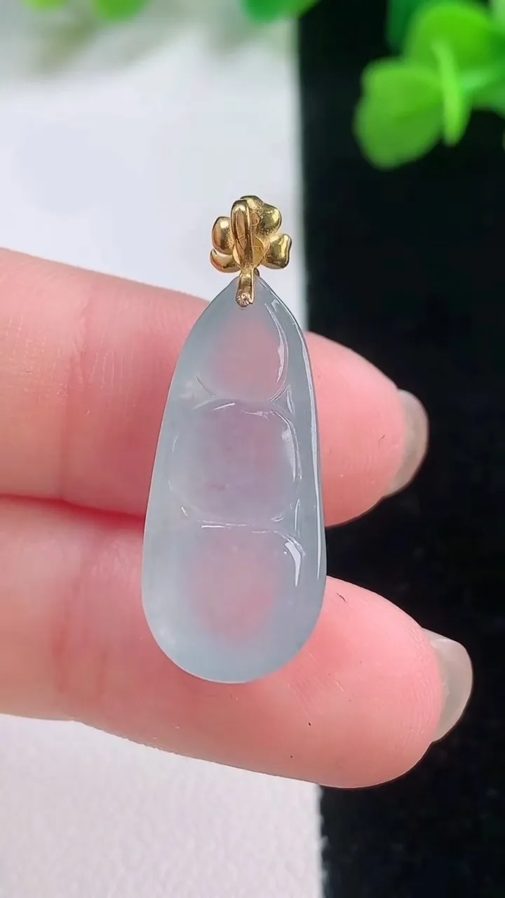 天然A货翡翠种白冰福豆吊坠，尺寸23.7-10.8-6，重量:2.69g
11月27日