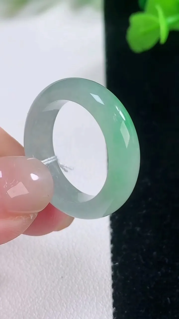 天然A货翡翠指环戒指，尺寸18.4-5.7-3.3，重量:4.67g2025年11月27日
工厂直销收藏佳品,种好水足，色泽均匀，有种有色，上手高大气！