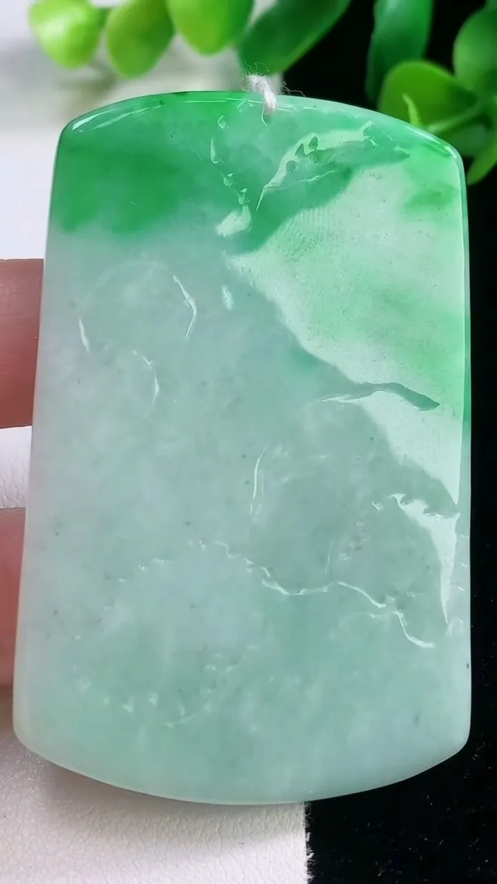 天然A货翡翠山水牌吊坠，尺寸53.5-41.4-5.8，重量:43.18g
11月27日