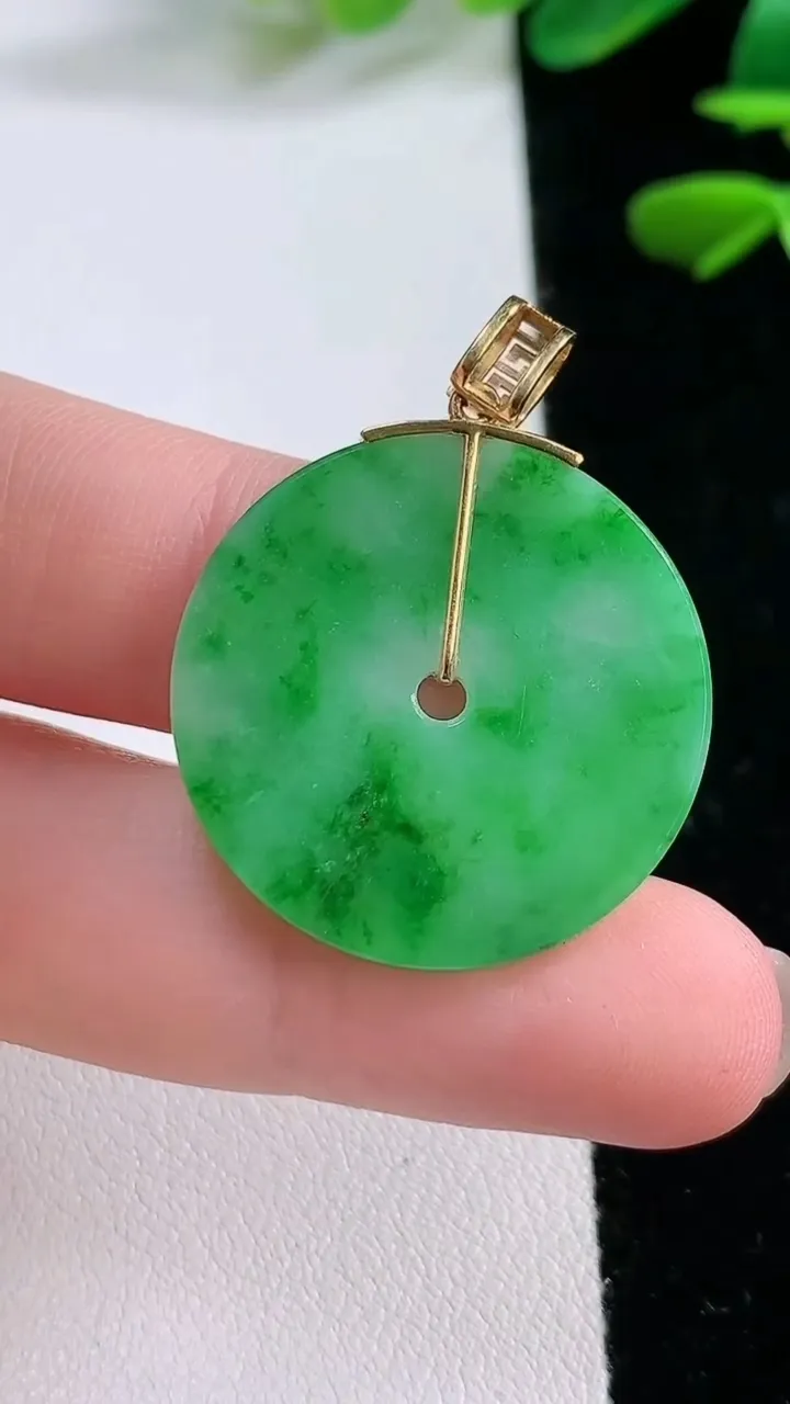 天然A货翡翠平安扣吊坠，尺寸 26.3-1.3，重:3.68g
11月27日