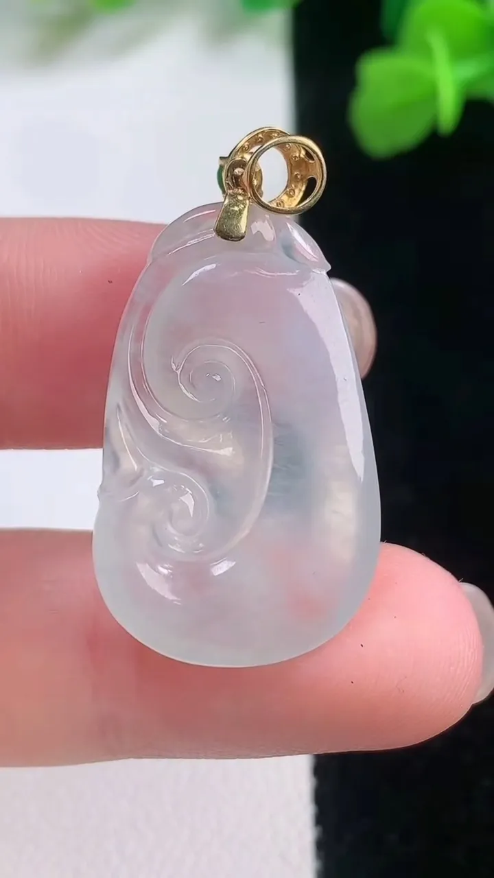 天然A货翡翠种白冰如意吊坠，尺寸28-17.3-4，重量:4.29g
11月27日