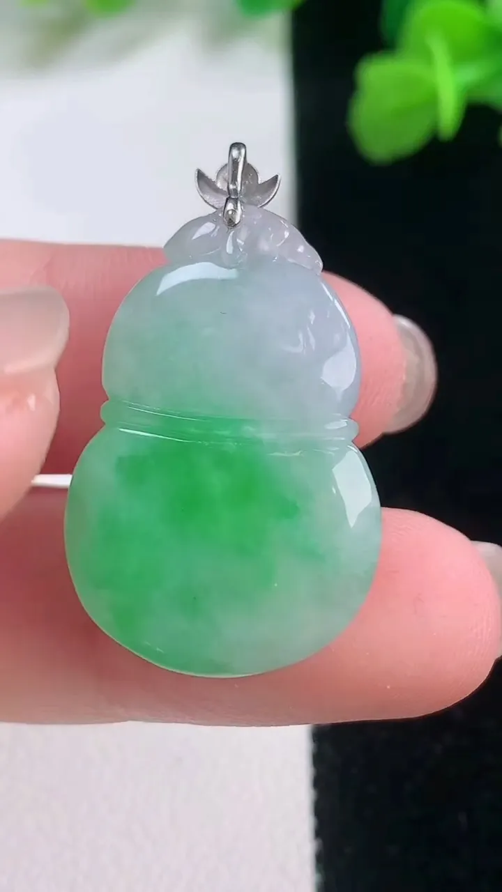 天然A货翡翠葫芦吊坠，尺寸26.6-18-8，重量:7.37g
11月27日