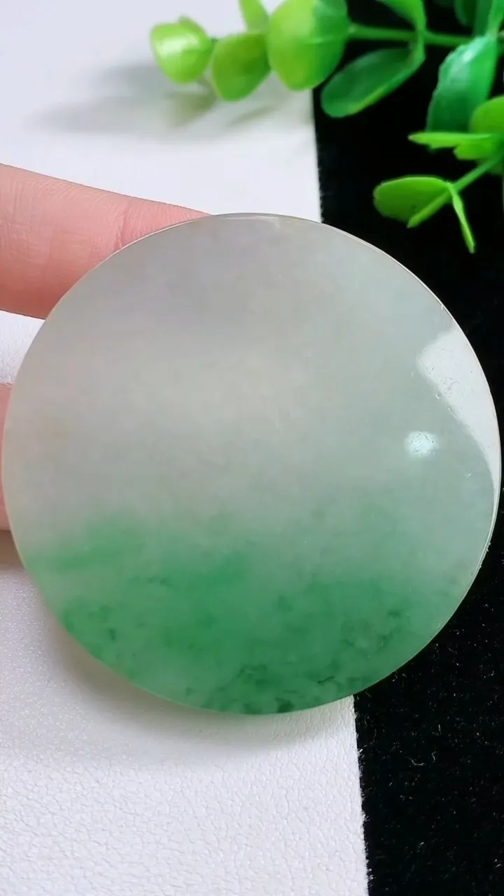 天然A货翡翠无事牌镶嵌件，尺寸 54-5，重:42.54g
11月27日