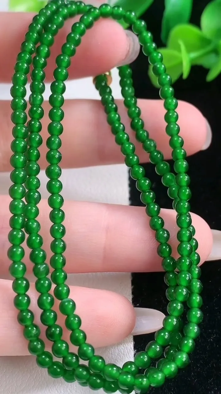 天然A货翡翠小米珠项链，尺寸2.7-188颗，重量:10.78g11月27日
工厂直销收藏佳品,种好水足，色泽均匀，有种有色，上手高大气！