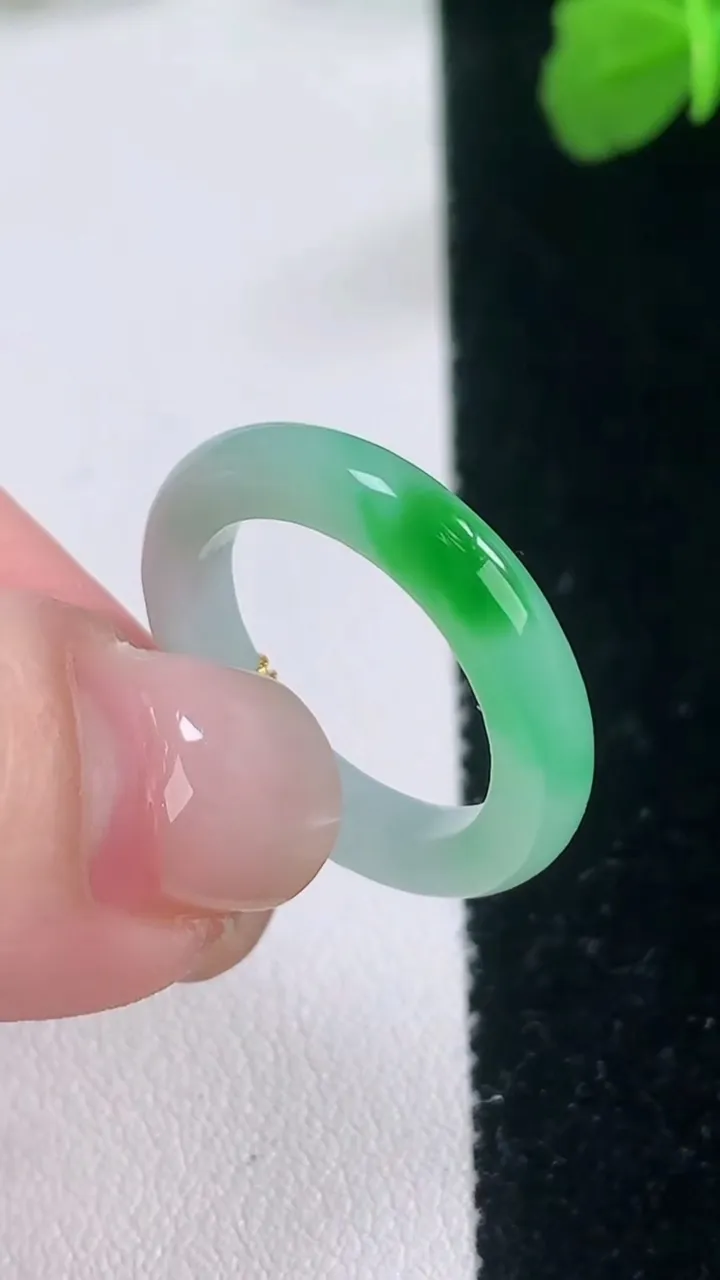 天然A货翡翠指环戒指，尺寸16.5-3.3-3，重量:2.57g2025年11月27日
工厂直销收藏