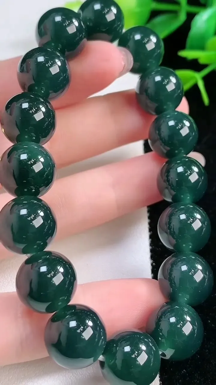 天然A货翡翠圆珠手串，尺寸 12.6-16 颗，重:56.87g11月27日
工厂直销收藏佳品,种好