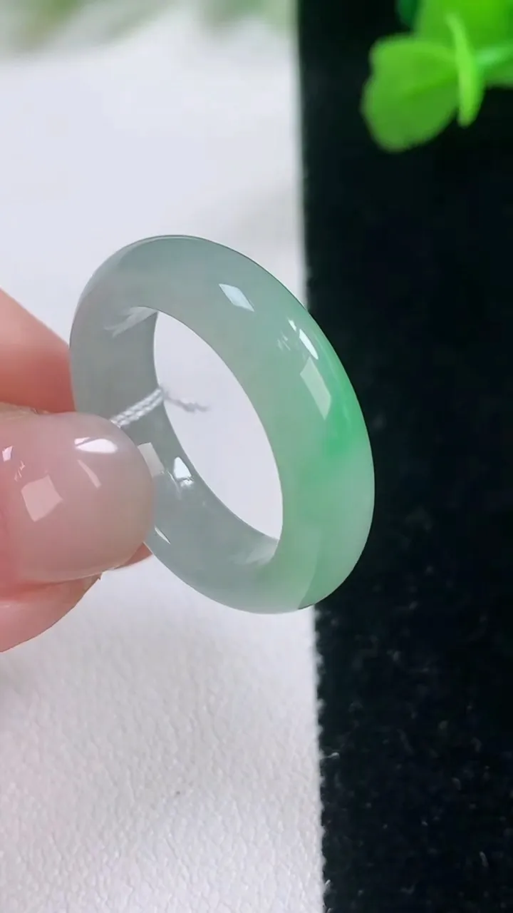 天然A货翡翠指环戒指，尺寸18.4-5.7-3.3，重量:4.67g2025年11月27日
工厂直销收藏佳品,种好水足，色泽均匀，有种有色，上手高大气！