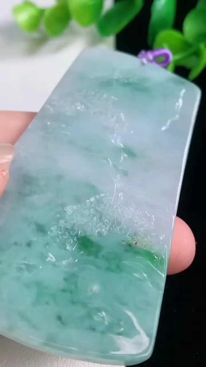 天然A货翡翠山水牌吊坠，尺寸73.8-42.7-5.7，重量:40.04g
11月27日