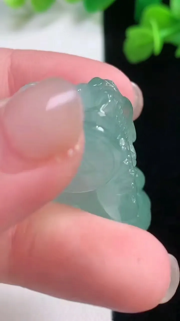 天然A货翡翠霸王貔貅吊坠，尺寸42.2-23-15，重量:30.62g
11月27日