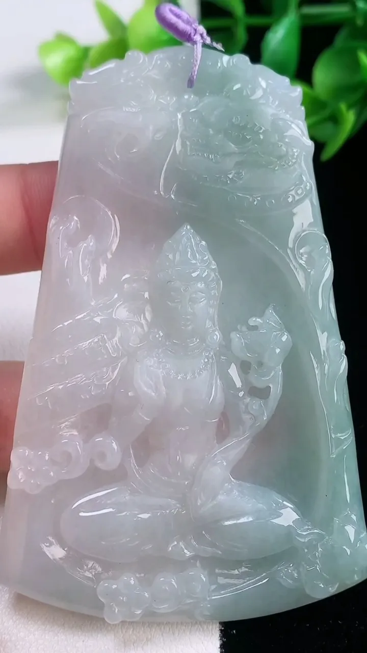 天然A货翡翠文殊菩萨吊坠，尺寸77.7-49.6-4.8，重量:42.21g
11月27日