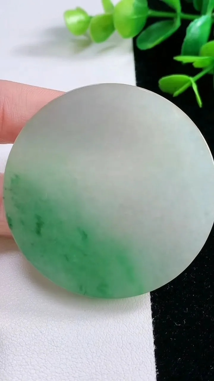 天然A货翡翠无事牌镶嵌件，尺寸 54-5，重:42.54g
11月27日