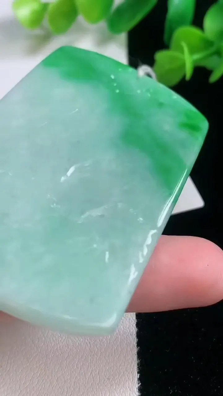 天然A货翡翠山水牌吊坠，尺寸53.5-41.4-5.8，重量:43.18g
11月27日