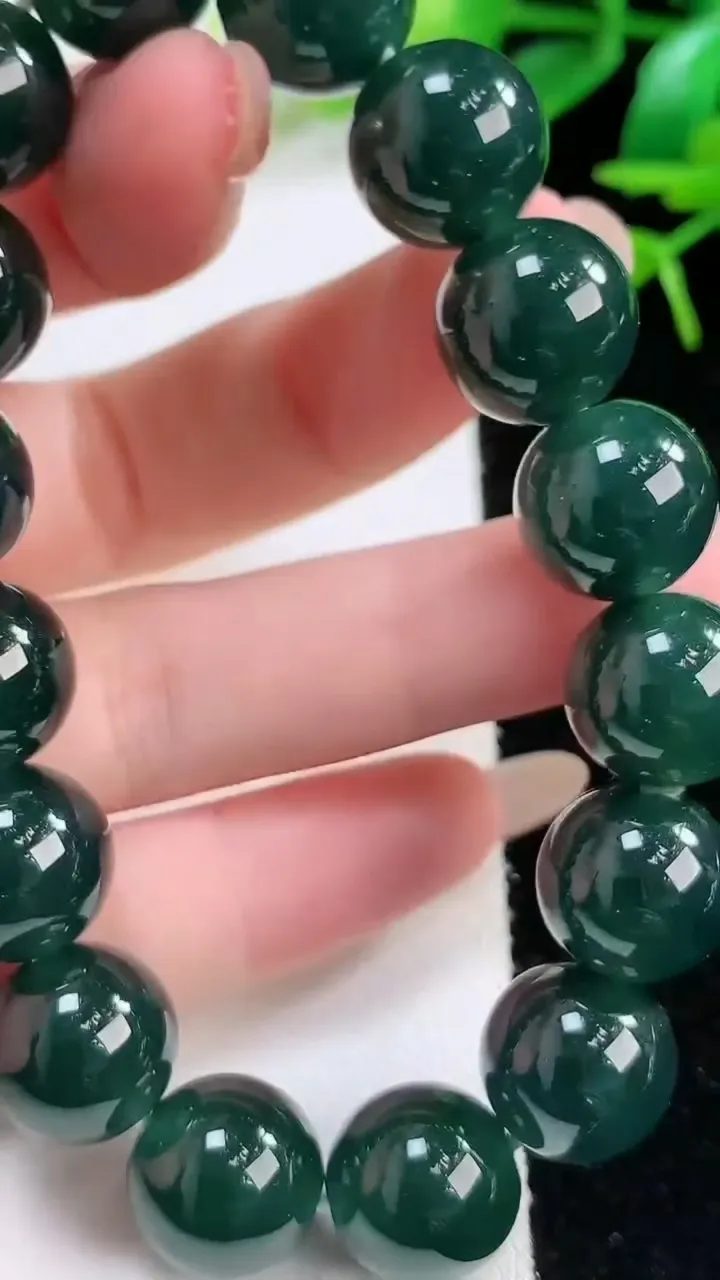 天然A货翡翠圆珠手串，尺寸 12.6-16 颗，重:56.87g11月27日
工厂直销收藏佳品,种好水足，色泽均匀，有种有色，上手高大气！